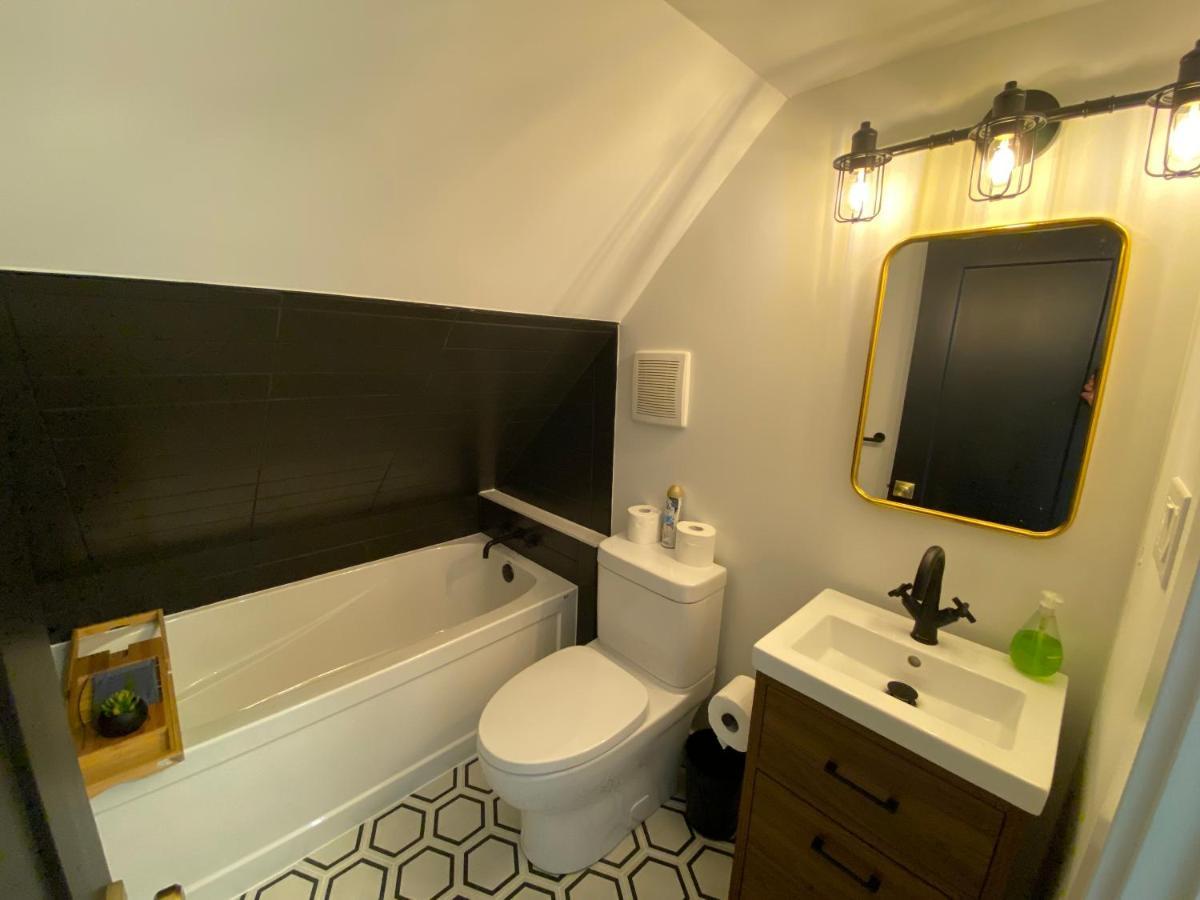 Stylish Downtown Kingsville Getaway With Putting Green, Firepit & Games מראה חיצוני תמונה