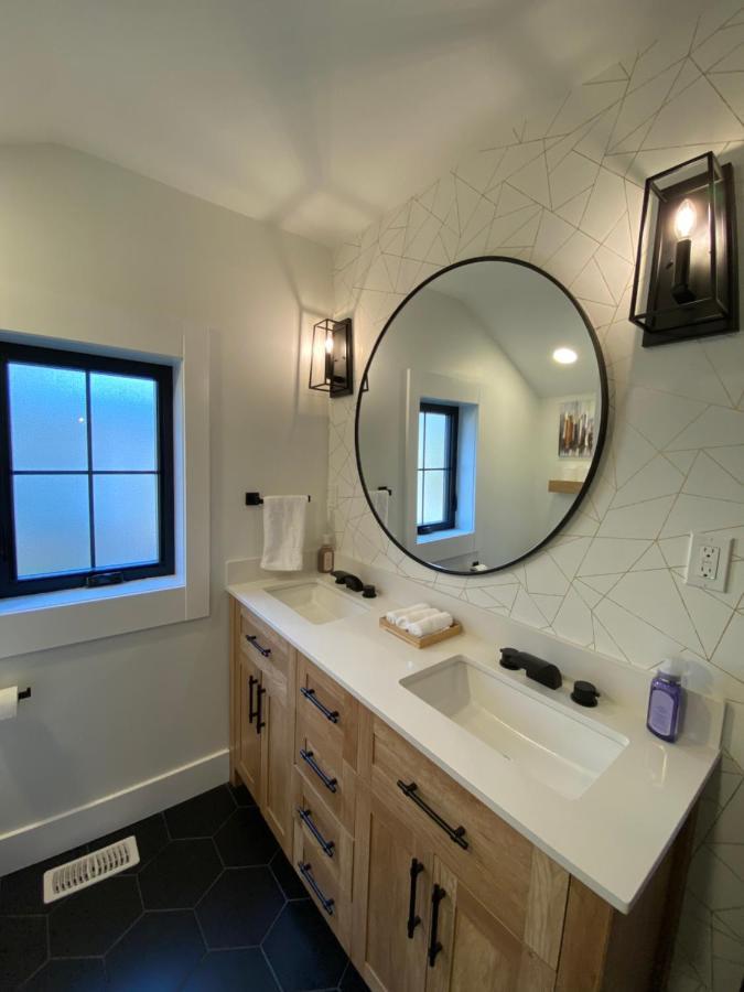 Stylish Downtown Kingsville Getaway With Putting Green, Firepit & Games מראה חיצוני תמונה