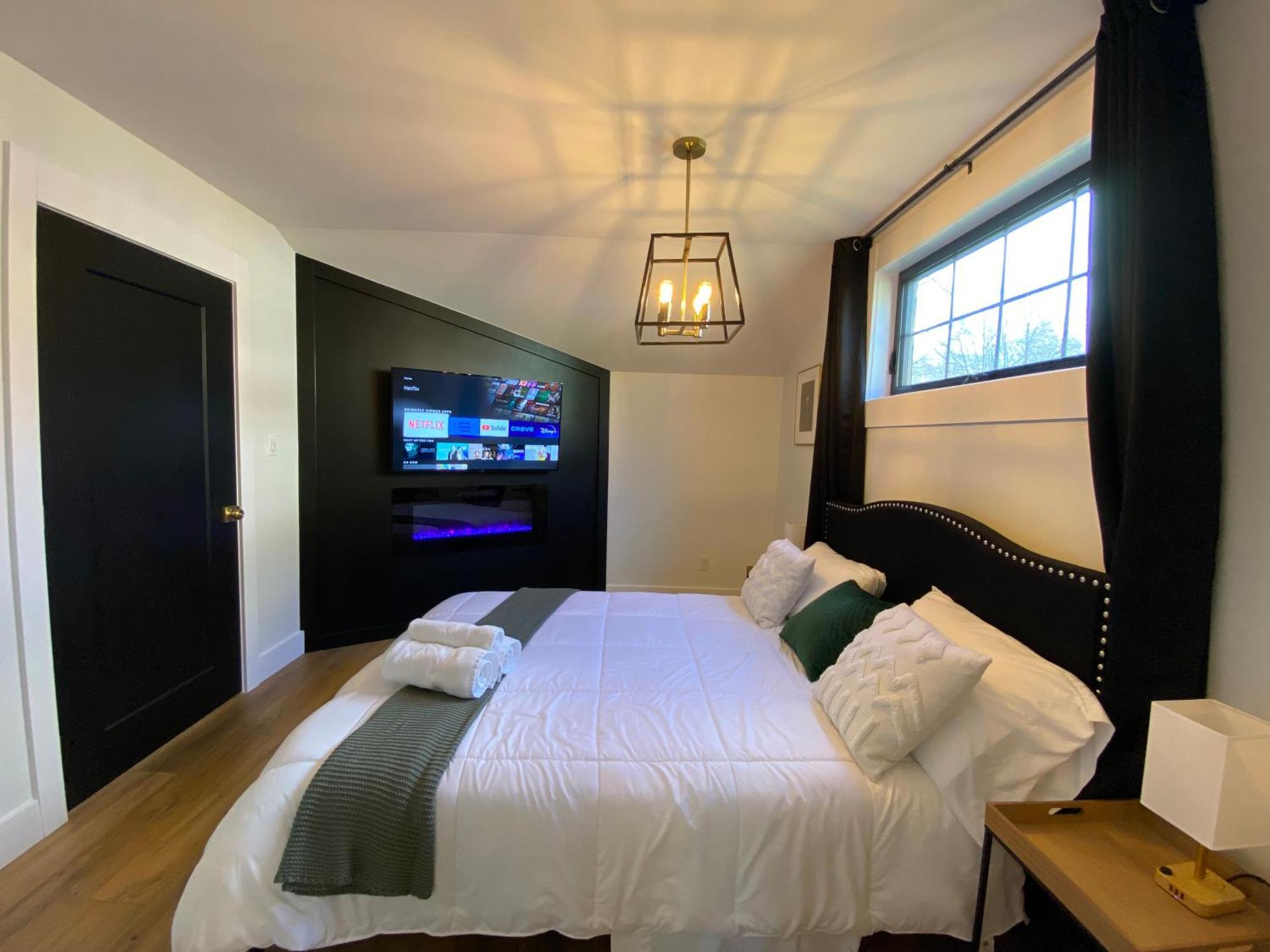 Stylish Downtown Kingsville Getaway With Putting Green, Firepit & Games מראה חיצוני תמונה